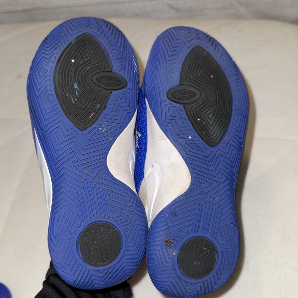 Nike Kyrie Flytrap Basketball Sneakers AQ3413-400 Athletic Shoes 2Y Blue - Picture 11 of 13